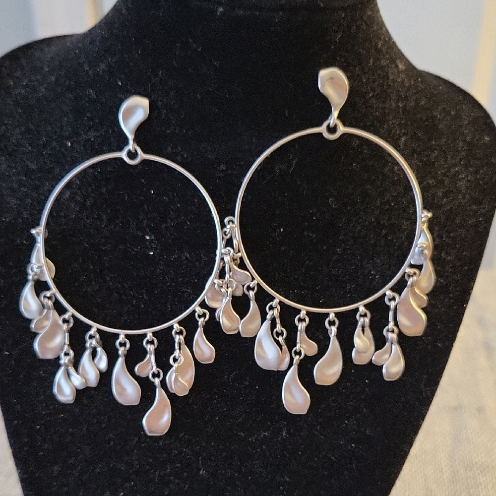 Kendra Scott "Natasha" Hoop Earrings in Matte Silver - Picture 1 of 3